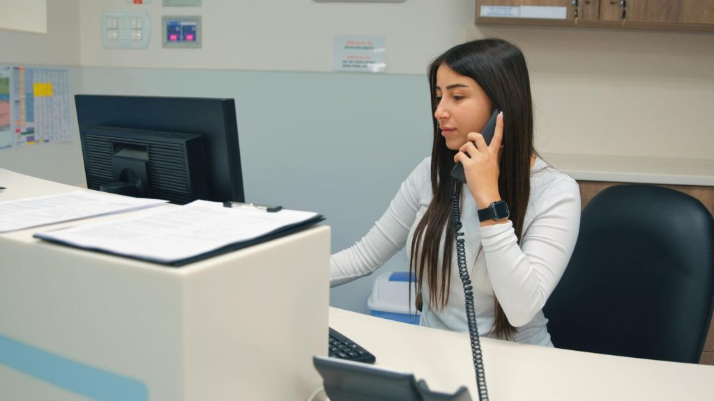 مقایسه رزرو تلفنی و رزرو آنلاین؛ کدام روش سود بیشتری دارد؟